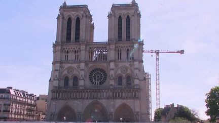 Vendredi 15 avril, des croyants célèbrent le Vendredi Saint, devant la cathédrale Notre-Dame de Paris. Trois ans plus tôt, celle-ci était ravagée par un incendie. &nbsp;&nbsp; (FRANCE 2)