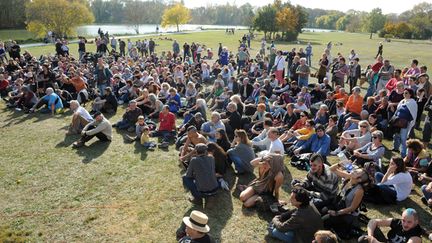 &nbsp; (Plus de 300 personnes ont rendu dimanche un hommage à Rémi Fraisse au lac de Plaisance du Touch © Maxppp)