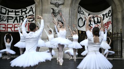 Des danseuses de l'Opéra de Paris interprètent un tableau du "Lac des cygnes" sur le parvis du palais Garnier, le 24 décembre 2019. (STEPHANE DE SAKUTIN / AFP)