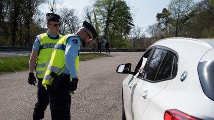 Des gendarmes contrôlent les papiers d'un automobiliste, le 10 avril 2020, sur une route de Saverne (Bas-Rhin). (DAVID BETZINGER / HANS LUCAS)