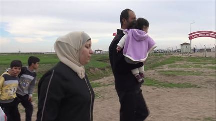 Famille de Syriens devant un camp&nbsp;de réfugiés&nbsp;près de Kilis, au sud de la Turquie, en mars 2018. (GILLES GALLINARO / RADIO FRANCE)