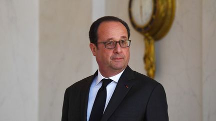 Le président de la République devant le palais de l'Elysée le 12 avril 2017. (GABRIEL BOUYS / AFP)