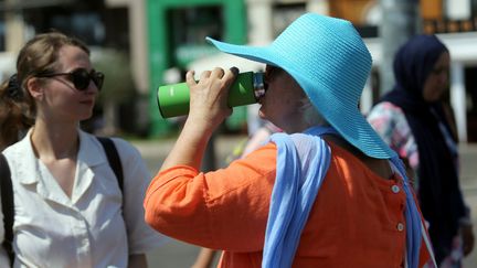 Une dame se raffraîchit à Marseille (Bouches-du-Rhône), le 20 juillet 2022. (MAXPPP)