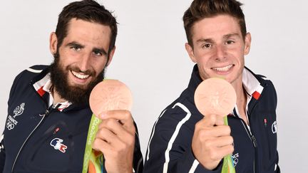 Le kayakiste français Matthieu Péché (à gauche) a dû rendre sa médaille d'argent pour qu'elle soit échangée. (PHILIPPE MILLEREAU / DPPI MEDIA / AFP)