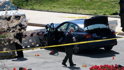 Les enquêteurs autour de la voiture qui a causé la mort d'un policier aux abords du Capitole, à Washington (Etats-Unis), le 2 avril 2021. (WIN MCNAMEE / GETTY IMAGES NORTH AMERICA / AFP)