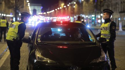 Un contrôle de police au moment du couvre-feu, le 22 janvier 2021 à Paris. (PHILIPPE LAVIEILLE / MAXPPP)