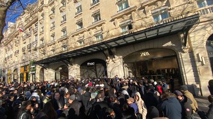 La foule est massée devant le rideau baissé de la Fnac des Champs-Elysées, à Paris, le 3 janvier 2025. (ASTRID MAIGNE-CARN / RADIO FRANCE)