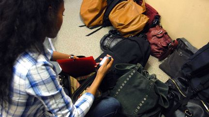 Pour &eacute;viter la fraude lors des examens, les &eacute;l&egrave;ves sont tenus d'&eacute;teindre leurs t&eacute;l&eacute;phones, de les ranger dans leur sac et de les d&eacute;poser au pied du tableau. (DURAND FLORENCE / SIPA)