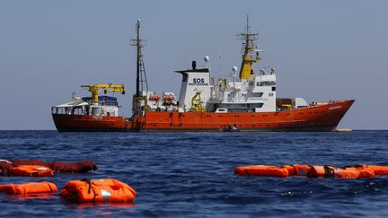 L'"Aquarius" pendant un exercice de sauvetage entre Lampedusa et la Tunisie, le 23 juin 2018.&nbsp; (PAU BARRENA / AFP)