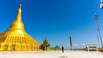 Sur la vaste esplanade de la pagode Uppatasanti, à Naypyidaw, la capitale de la Birmanie. (PIERRE COURADE)