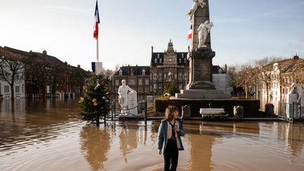 Une place inondée à Arques, dans le Pas-de-Calais, le 4 janvier 2024. (AMEER ALHALBI / ANADOLU / AFP)