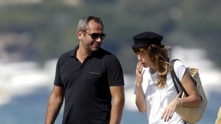 L'homme d'affaires Jean-Yves Le Fur et Lou Doillon, le 29 août 2009 à Saint-Tropez (Var)/ (MAXPPP)