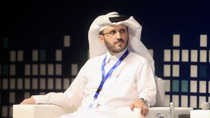 Le porte-parole du ministère des Affaires étrangères du Qatar, Majed Al-Ansari donne une conférence, le 27 mars 2022 lors de la 20e édition du Forum de Doha (Qatar). (MOHAMMED DABBOUS / ANADOLU AGENCY / AFP)