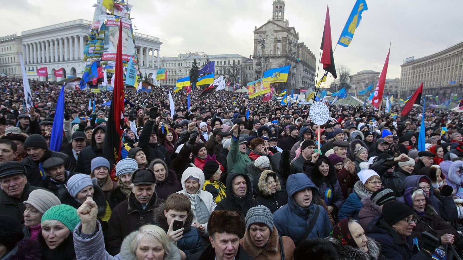 Киев против. Украинцы финансируются. Украинцы спонсируют ВК.