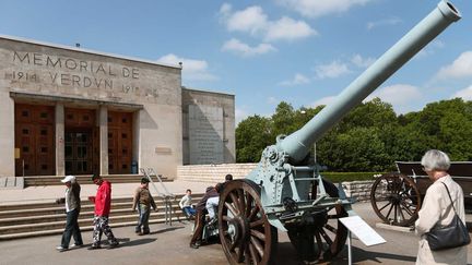 Des ossements de soldats ont &eacute;t&eacute; d&eacute;couverts lors de travaux effectu&eacute;s au M&eacute;morial de Verdun, pr&egrave;s de Fleury-devant-Douaumont (Meuse), le 5 mai 2015. (BASTIAN / CARO FOTOS / SIPA)