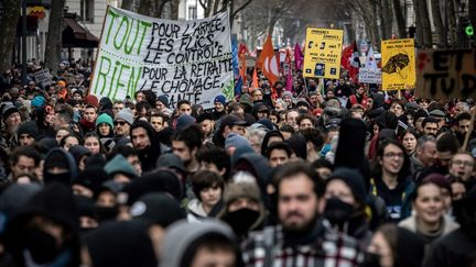 Des manifestants contre la réforme des retraites à Lyon (Rhône), le 31 janvier 2023. (JEAN-PHILIPPE KSIAZEK / AFP)