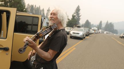 Mel Smothers, 74 ans, lors de l'évacuation de la région du lac Tahoe, en Californie, lundi 30 août 2021. (JUSTIN SULLIVAN / GETTY IMAGES NORTH AMERICA VIA AFP)