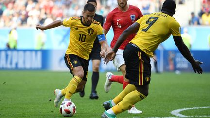 Le Belge Eden Hazard à la lutte avec les joueurs anglais, samedi 14 juillet à Saint-Pétersbourg (Russie), lors de la petite finale de la Coupe du monde. (PAUL ELLIS / AFP)