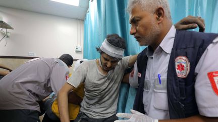 Des Palestiniens blessés sont transportés à l'hôpital suite à une frappe israélienne à Dair El-Balah, dans le centre de la bande de Gaza, le 13 novembre 2023 (photo d'illustration). (IMAGO/OMAR ASHTAWY \ APAIMAGES / MAXPPP)