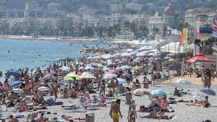 Forte fréquentation touristique sur la plage de Nice (Alpes-Maritimes), le 15 août 2016. (MAXPPP)