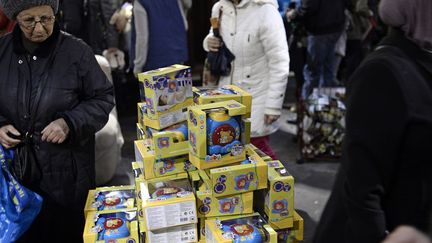 Une vente de jouets d'occasion organis&eacute;e le 13 d&eacute;cembre 2014 &agrave; Paris par l'association humanitaire Emma&uuml;s. (STEPHANE DE SAKUTIN / AFP)