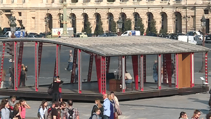 L'un des deux pavillons de Jean Prouvé exposé place de la Concorde à Paris dans le cadre de la FIAC
 (Culturebox - capture d&#039;écran)