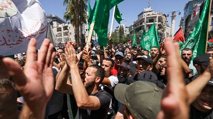 Des Palestiniens dans les rues de Ramallah en Cisjordanie, pour rendre hommage à Ismaïl Haniyeh, mercredi 31 juillet. (JAAFAR ASHTIYEH / AFP)