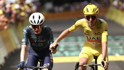 Jonas Vingegaard et Tadej Pogacar à l'arrivée de la 11e étape au Lioran, le 10 juillet 2024. (ANNE-CHRISTINE POUJOULAT / AFP)