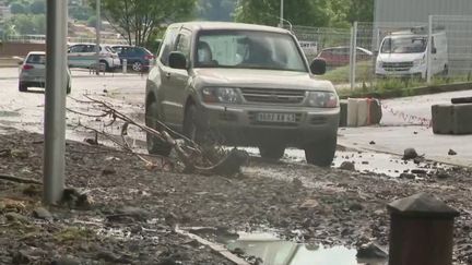 Le Puy-de-Dôme est toujours placé en vigilance crue, samedi 13 juin, en raison de l’épisode cévenol survenu jeudi soir. Plusieurs inondations ont été enregistrées, notamment dans l’Allier. En Gironde, un orage de grêle a touché plusieurs domaines viticoles. (FRANCE 2)