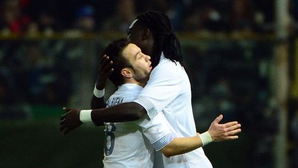 Mathieu Valbuena et Baf&eacute;timbi Gomis, buteurs fran&ccedil;ais contre l'Italie (2-1) le 14 novembre 2012. (OLIVIER MORIN / AFP)