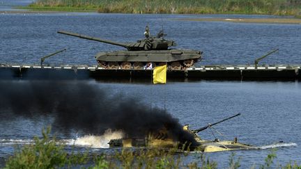 Des tanks participent aux Army Games de 2015, à Moscou (Russie). (VASILY MAXIMOV / AFP)