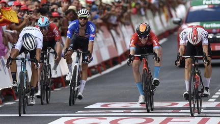 Le pilote espagnol Jesus Herrada&nbsp;(Cofidis) franchit la ligne d'arrivée en première place, suivi de l'italien Samuele Battistella (Astana) et du britannique Fred Wright (Bahreïn) lors de la 7e étape du&nbsp;Tour&nbsp;d'Espagne, à Cistierna, le 26 août 2022. (ANDER GILLENEA / AFP)