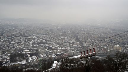 Grenoble (Isère), sous un nuage de pollution, le 24 janvier 2017. (JEAN-PIERRE CLATOT / AFP)