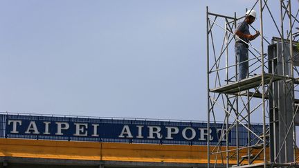 Devant l'aéroport de Taïwan, le 3 juillet 2008.&nbsp; (NICKY LOH / REUTERS)