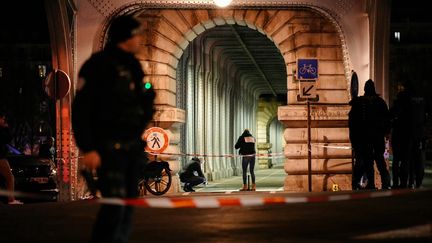 Des policiers sur le Pont de Bir Hakeim, après l'attaque au couteau à Paris, le 2 décembre 2023. (DIMITAR DILKOFF / AFP)