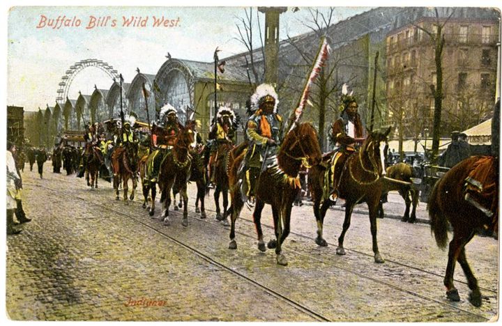 Carte postale souvenir du Buffalo Bill’s Wild West, Groupe d’Indiens défilant à Paris, première moitié du 20e siècle (Musée des Confluences)