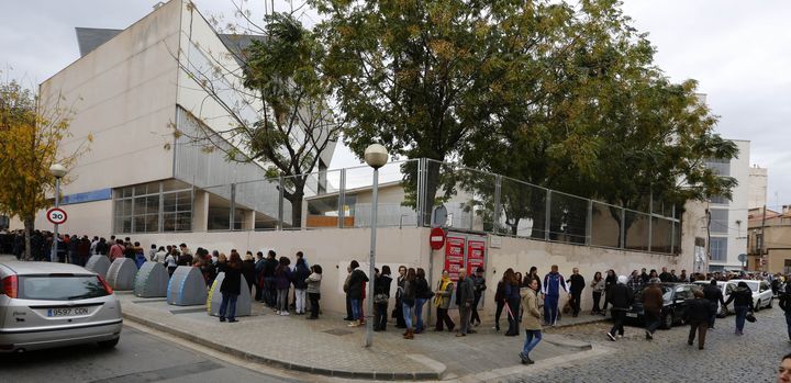 Des Catalans font la queue pour participer &agrave; la consultation sur l'avenir de la Catalogne, dimanche 9 novembre 2014, &agrave; Mataro, pr&egrave;s de Barcelone.&nbsp; (GUSTAU NACARINO / REUTERS)