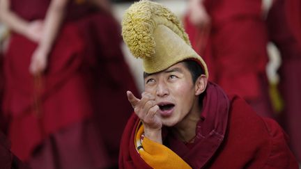 Un moine participe &agrave; un d&eacute;bat en marge du Nouvel an tib&eacute;tain &agrave; Langmusixiang (Chine), le 22 f&eacute;vrier 2012. (CARLOS BARRIA / REUTERS)