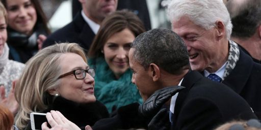 Barack Obama saluant Hillary Clinton (avec à doite son époux Bill Clinton) pendant la (2e) cérémonie d'investiture du président des Etats-Unis à Washington le 21 janvier 2013.   (Reuters - Win McNamee - Pool )