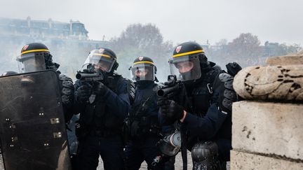 Des policiers près de l'Arc de triomphe, pendant la manifestation des "gilets jaunes", le 1er décembre 2018 à Paris. (KARINE PIERRE / HANS LUCAS / AFP)
