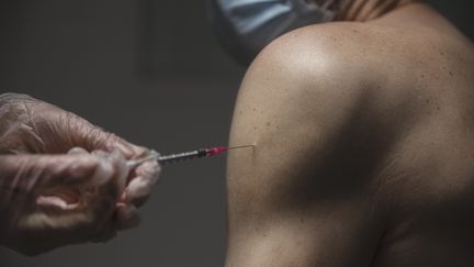 Un infirmier reçoit une dose du vaccin contre le Covid-19, le 11 janvier 2021, à Carcassonne (Aude). (IDRISS BIGOU-GILLES / HANS LUCAS / AFP)