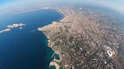 La vue de Marseille lorsqu'on porte le casque de réalité virtuelle dans le simulateur. (France 3 Marseille)