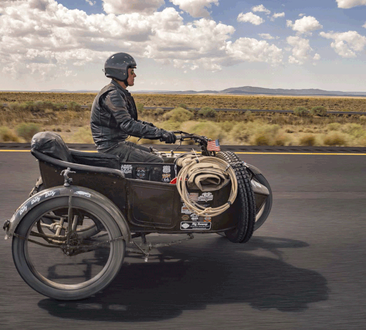 Au volant de Bony, une Harley centenaire ramenée aux USA. (OLIVIER TOURON / GEO AVENTURE)