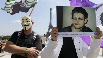 Manifestation &agrave; Paris, le 7 juillet 2013, en soutien &agrave; Edward Snowden, l'informaticien qui a r&eacute;v&eacute;l&eacute; l'affaire d'espionnage am&eacute;ricain. (KENZO TRIBOUILLARD / AFP)