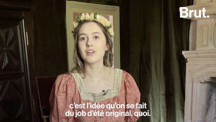 Mélina a 23 ans, et son job d’été à elle, c’est princesse. Le temps d’une saison, la jeune femme accueille les visiteurs du château médiéval de Bridoire en Dordogne, et anime les journée avec les enfants. Brut a passé une journée avec cette future professeure des écoles.