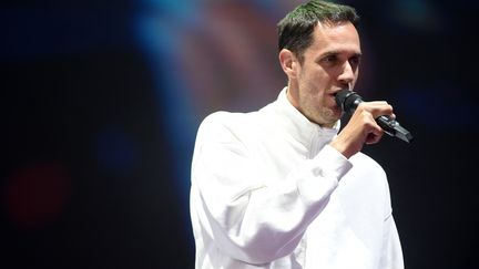 Le chanteur Grand Corps Malade sur la scène des Francofolies, à La Rochelle, le 10 juillet. (GAIZKA IROZ / AFP)