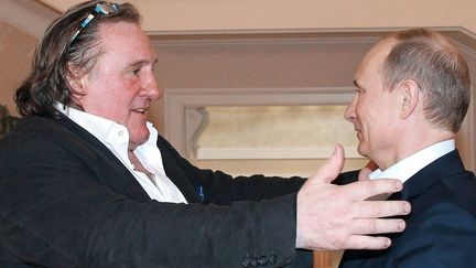 Gérard Depardieu avec Vladimir Poutine qui lui a accordé la citoyenneté russe, en janvier 2013. 
 (MIKHAIL KLIMENTYEV / RIA-NOVOSTI / AFP)