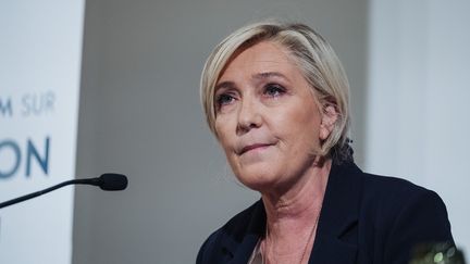 Marine Le Pen participe à une conférence de presse sur le thème de l'immigration, le 28 septembre 2021, à Paris. (UGO PADOVANI / HANS LUCAS / AFP)