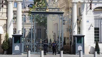 L'entrée du ministère de l'Intérieur, place Beauvau à Paris, le 1er avril 2020. (LUDOVIC MARIN / AFP)