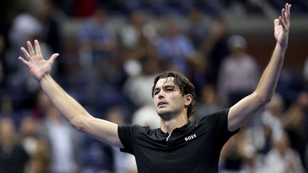 Taylor Fritz célébrant sa qualification en finale de l'US Open après sa victoire face à Frances Tiafoe, le 7 septembre 2024. (MATTHEW STOCKMAN / AFP)